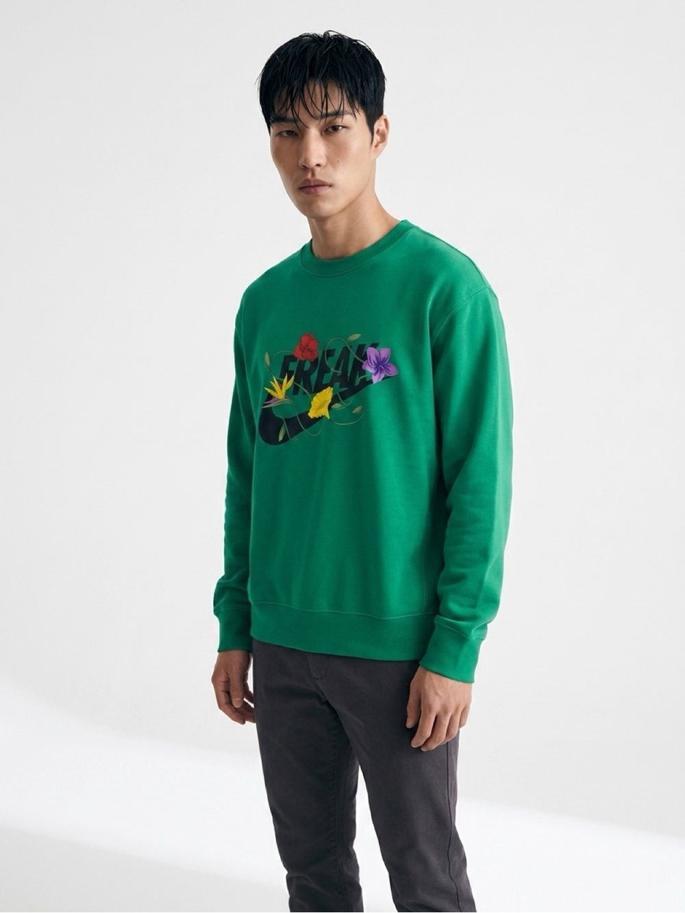 NIKE Men's Giannis Standard Issue Graphic Basketball Crew Sweatshirt Green M